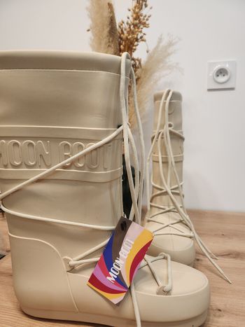 Moon Boot blanches / écru – neuves avec housse 🤍 taille 41/42