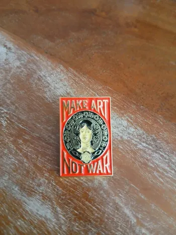 Pin's Obey "Faire de l'art pas la guerre"