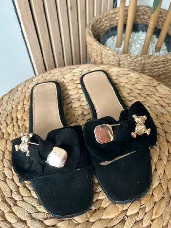Claquettes en velours noir taille 40