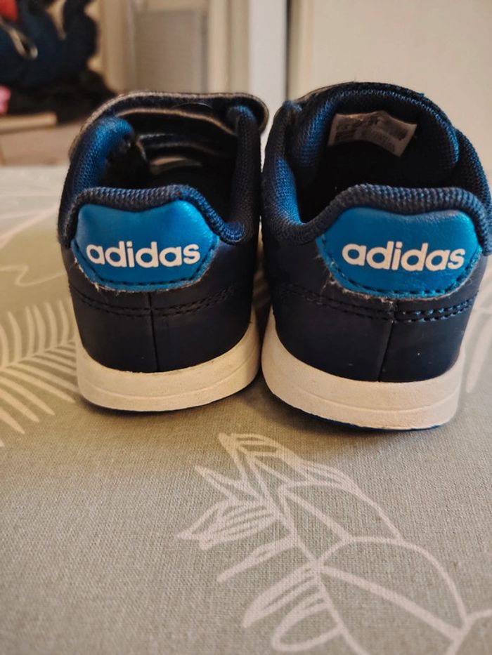 Basket Adidas taille 21 - photo numéro 2