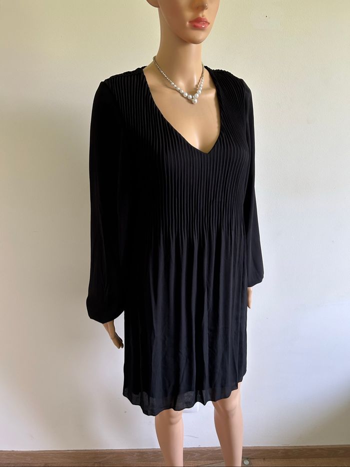 Robe noire plissée à manches longues EDJI taille 36 comme neuve - photo numéro 2