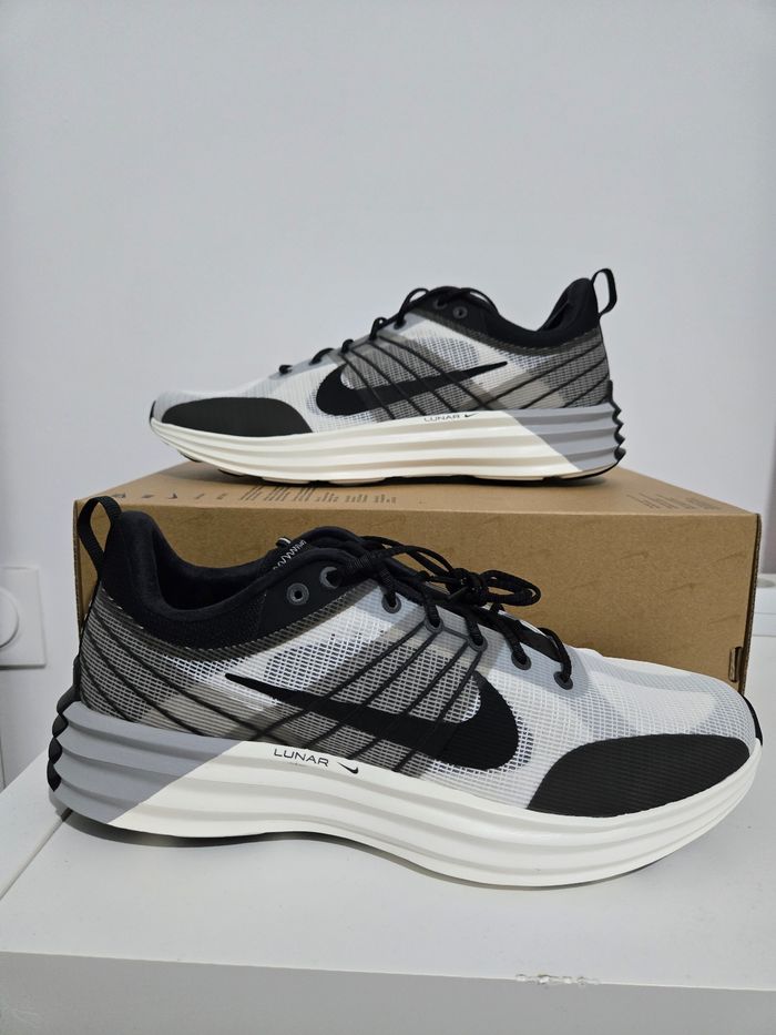 Nike lunar roam Taille 45 neuves blanc noir