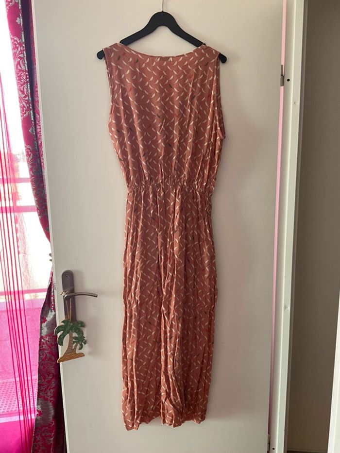 Robe couleur saumon avec plume blanche, grise et fuchsia - photo numéro 4