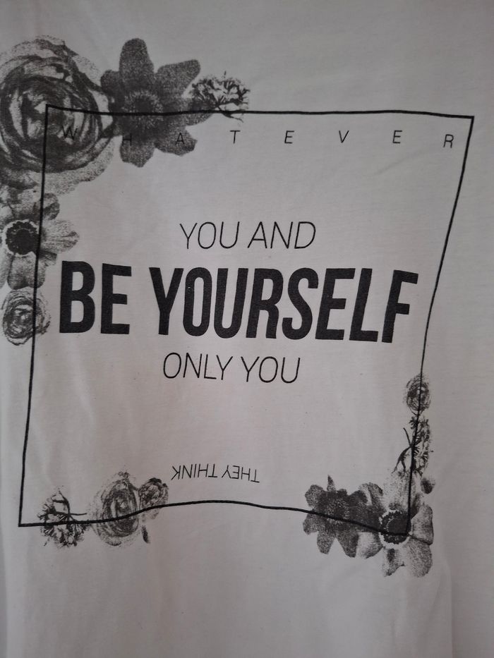 Tee-shirt blanc avec Inscription noir et fleurs 12 ans Kiabi
Très bon état ni trous ni tache - photo numéro 3