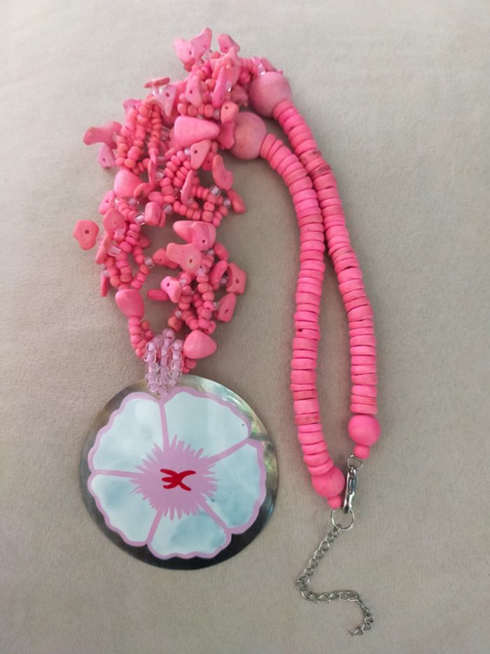 Collier ethnique rose vif en perles naturelles + grand pendentif floral nacré - photo numéro 3