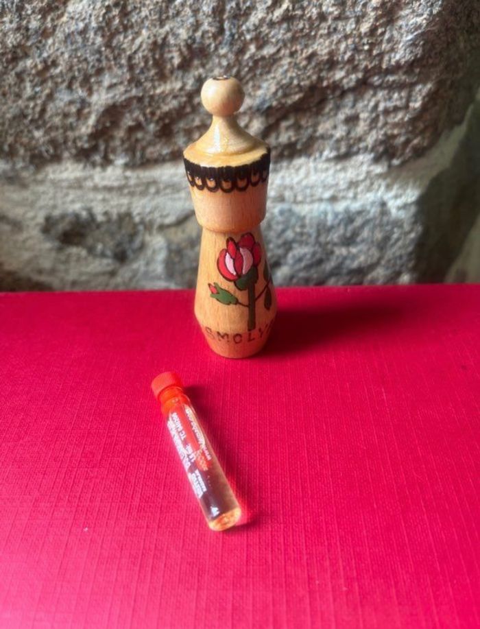 Mini gourde decorative en bois Bulgare avec des gravures et peinture de une rose stylisés avec une petite bouteille 1,5 ml en verre de l’essence de rose Bulgare insérée dans flacon en bois traditionnel - photo numéro 2