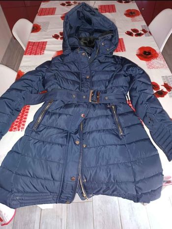 Manteau bleu marine.