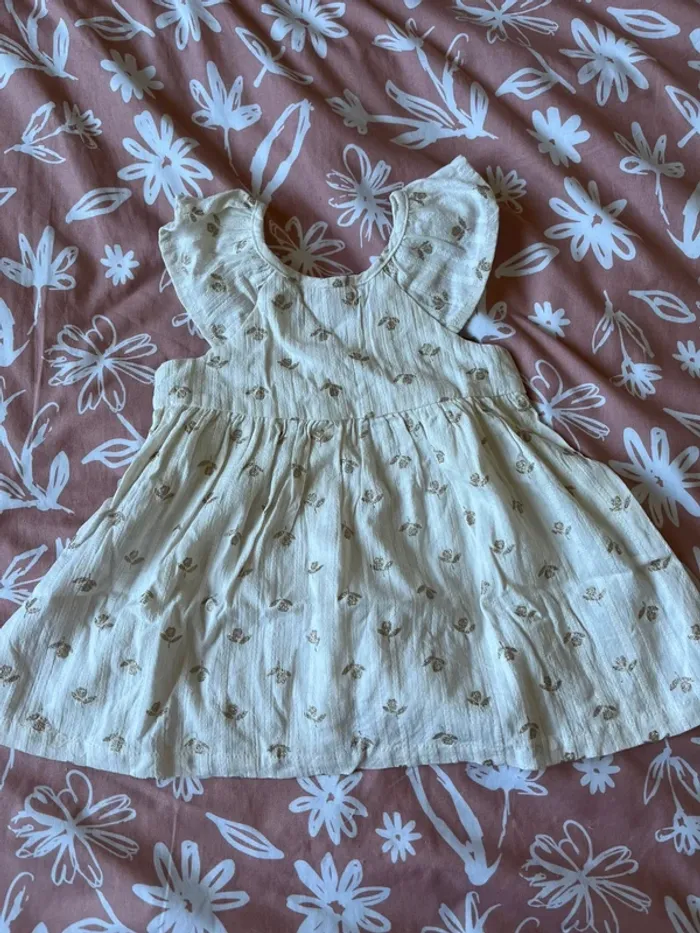 Robe blanche et dorée 6 mois du pareil au même