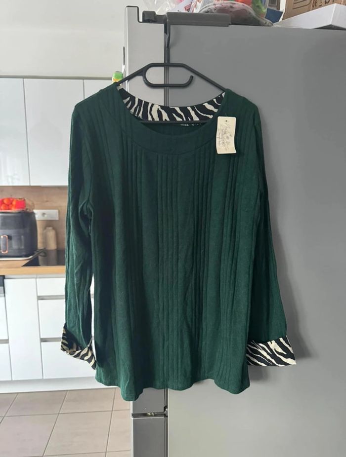 Petit pull vert manches zébrées