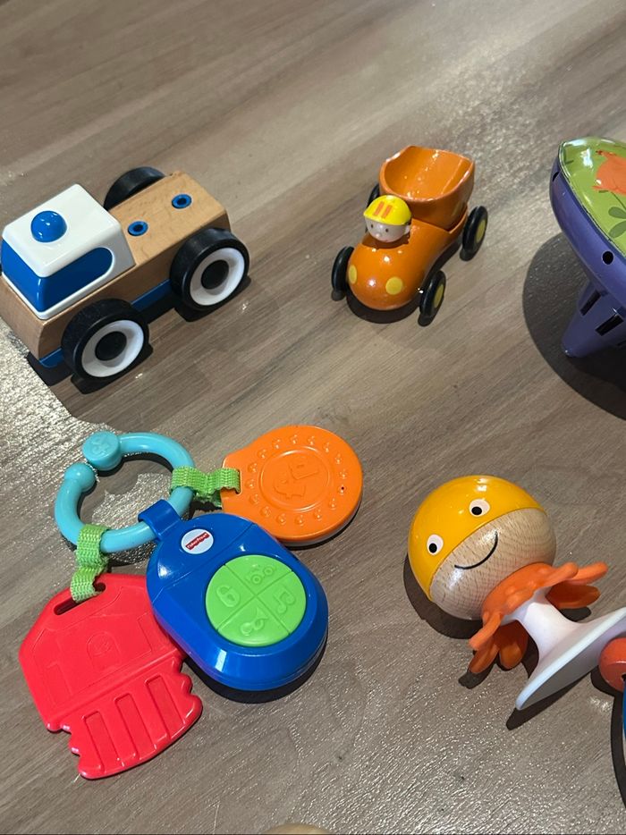 Lot de 9 jouets enfant bébé premiers âge en bois : voitures, clés sonores, toupie métal Janod - photo numéro 6