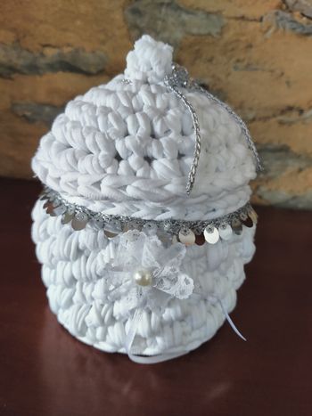 Panier rond en Trapilho au crochet type bonbonnière