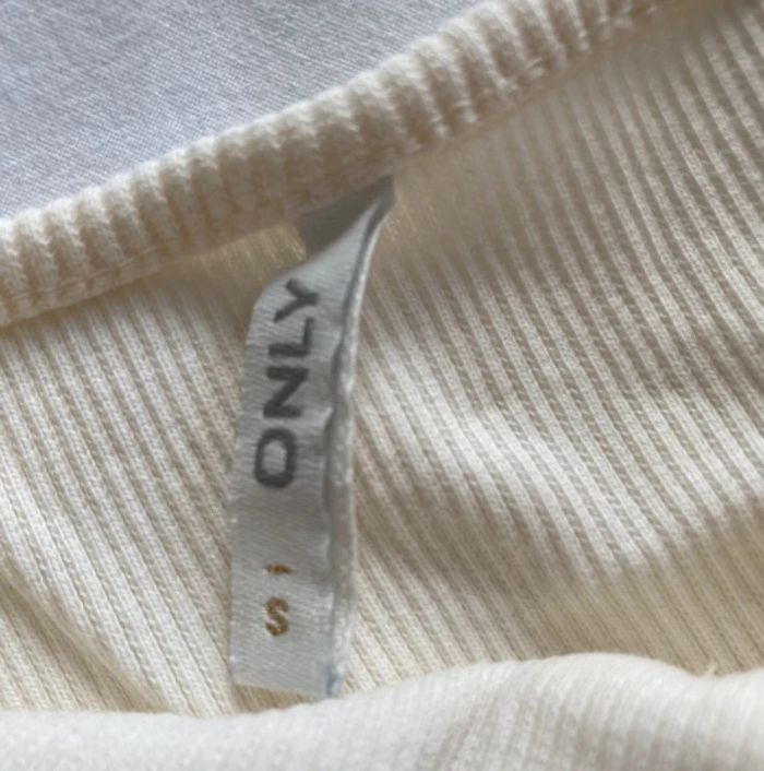 Très beau top court pour l’été de la marque only || taille S - photo numéro 3