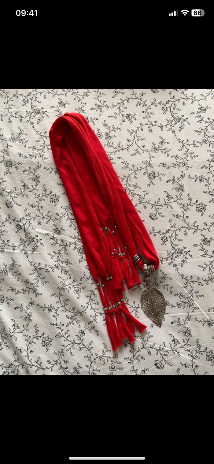 Écharpe/collier rouge et argenté - photo numéro 2