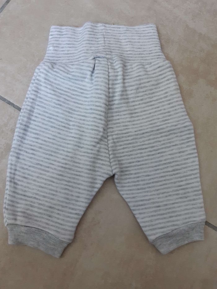 Pantalon C&A 1 mois - photo numéro 2