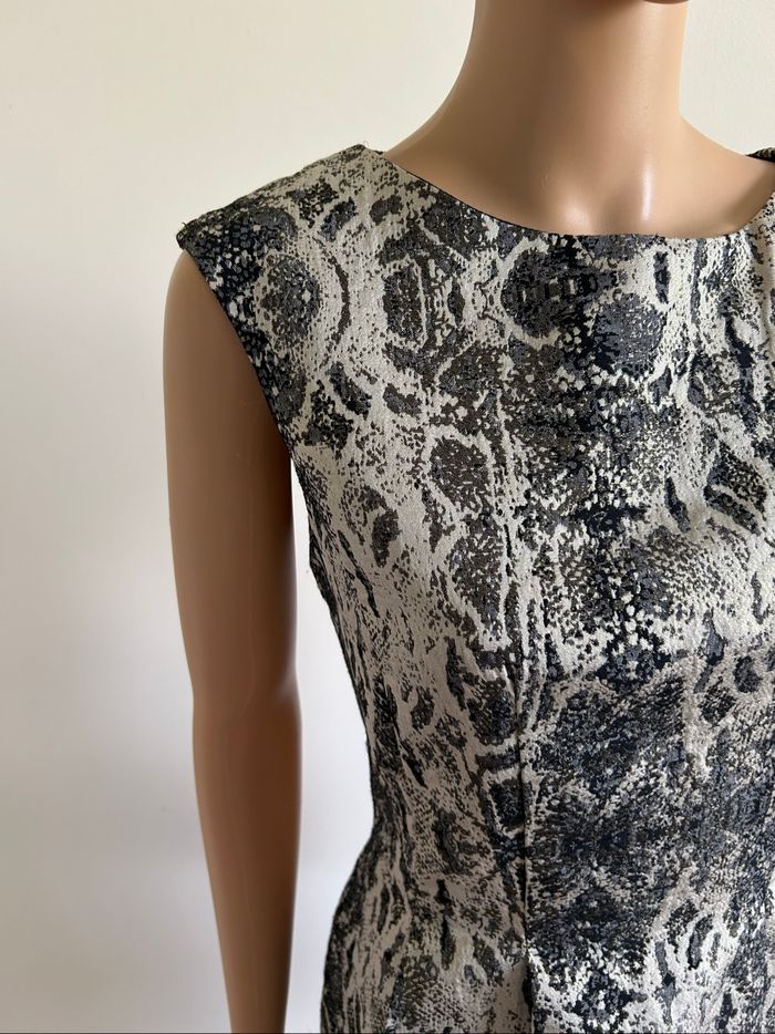 Robe imprimée et dorée neuve sans manches Molly Bracken taille S - photo numéro 4
