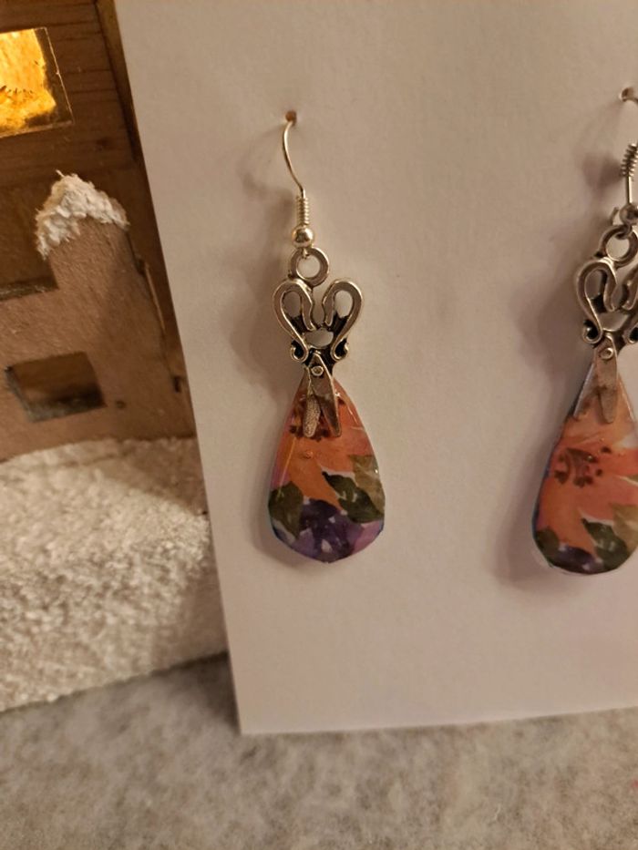Boucles d'oreilles pendante en résine florale et argenté - photo numéro 4