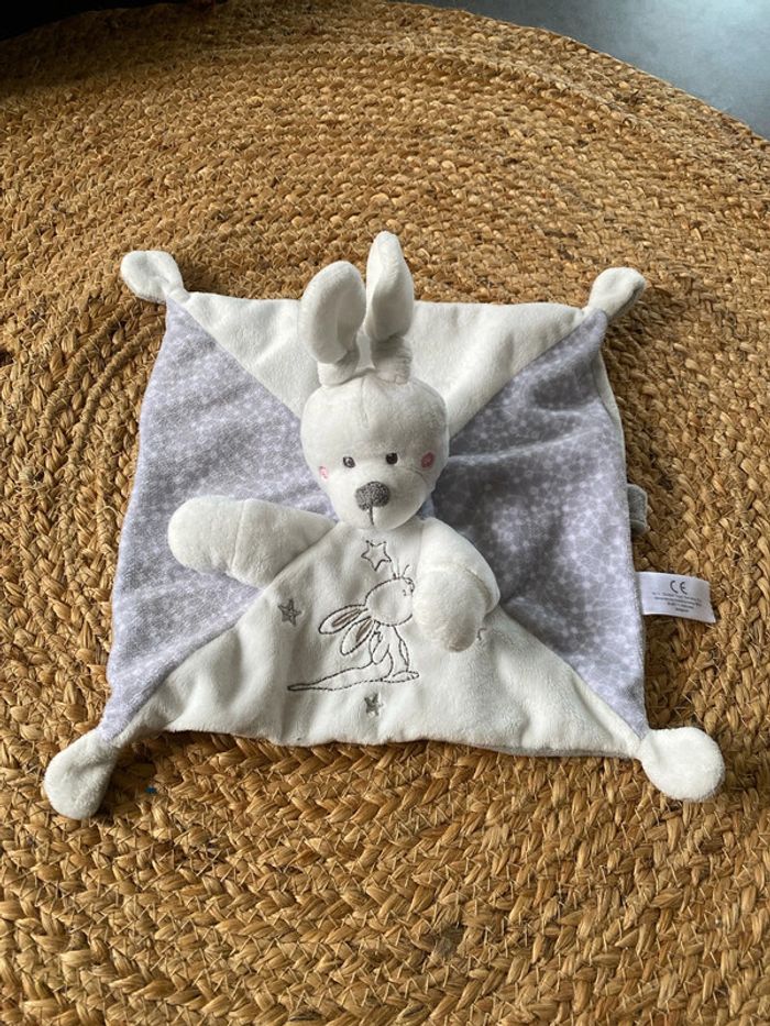 Doudou lapin blanc et gris