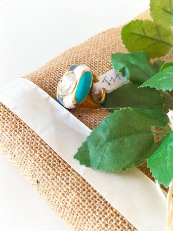 Bague originale et tendance en métal émaillé blanc et bleu avec pierres neuve