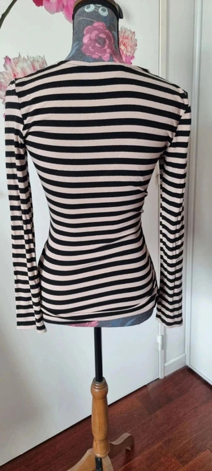 Blouse/ tee-shirt moulant - photo numéro 2