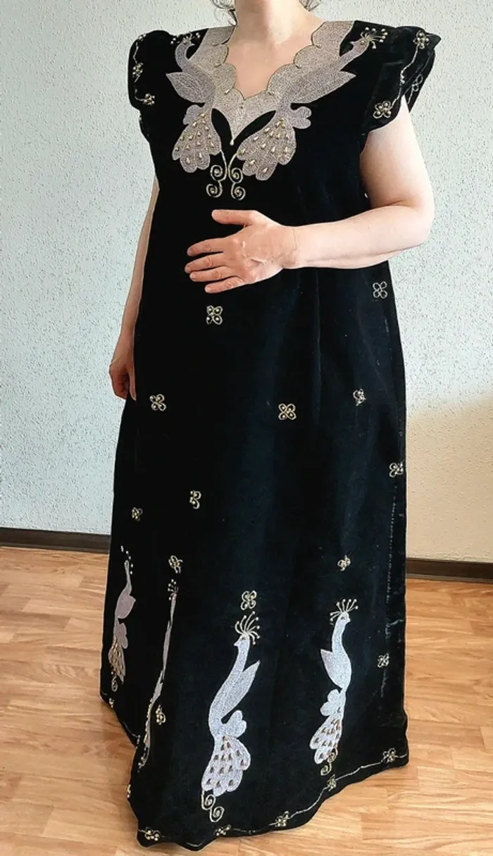 Magnifique Robe Traditionnelle - Gand Afghani brodé en velours Noir - Pièce unique 🌺