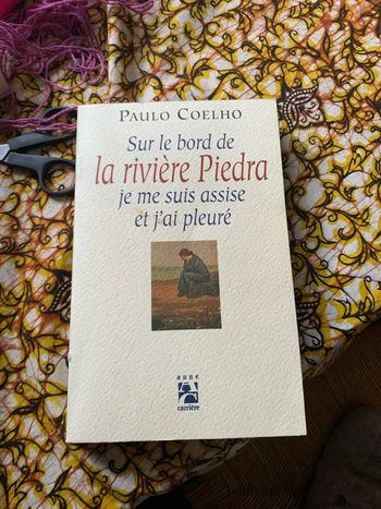 Sur le nord de la rivière piedra je me suis assise et j ai pleuré