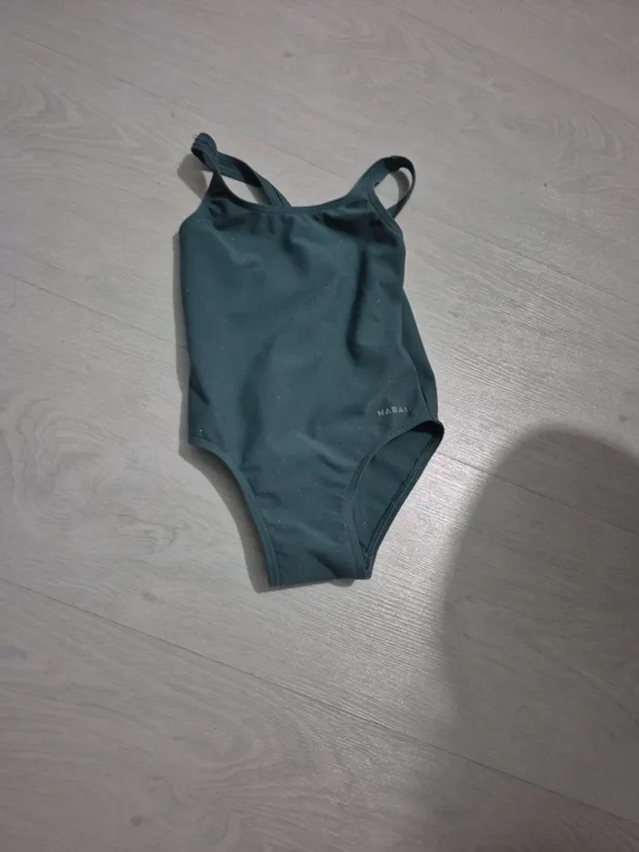Maillot de bain vert avec nœud rose