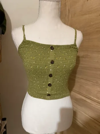 Adorable top court vert olive