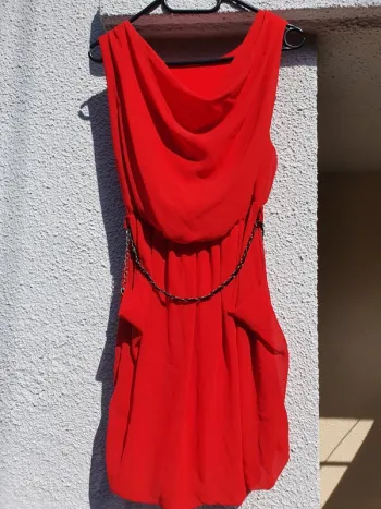 Tunique rouge avec chainette