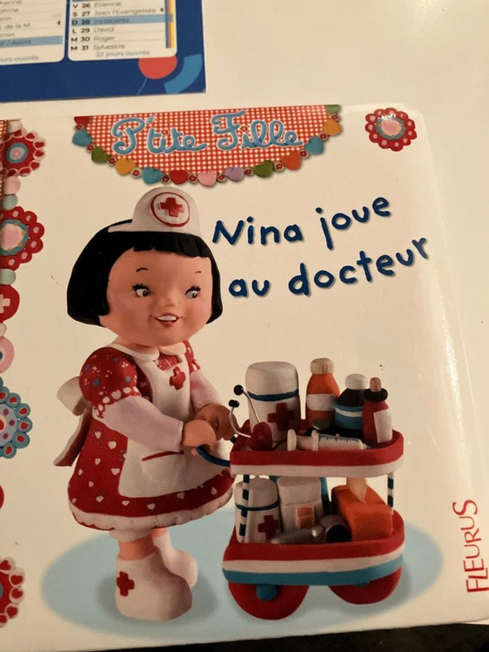 Petite fille Nina joue au docteur