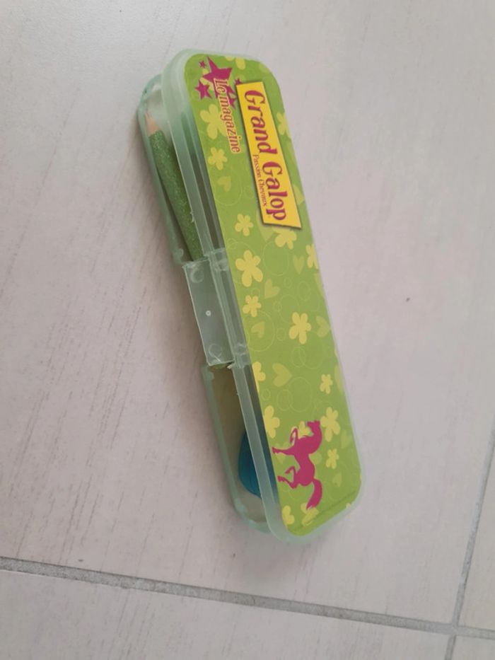 Fournitures scolaires trousse - photo numéro 2