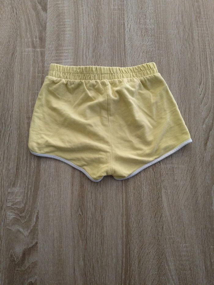 Short jaune - photo numéro 3