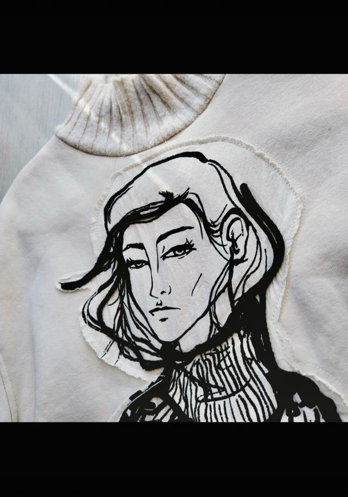 sweat Zara femme de couleur écru avec un imprimé visage et un col côtelé. - photo numéro 2