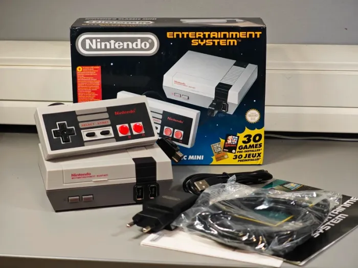 Console Nintendo Mini Nes / Une manette/ 30 jeux / Boîte / Comme neuf