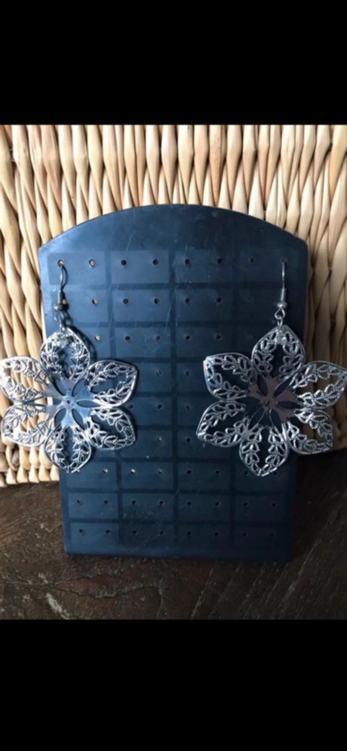 Magnifique paire de boucles d’oreilles avec fleurs , strass et perles - photo numéro 5