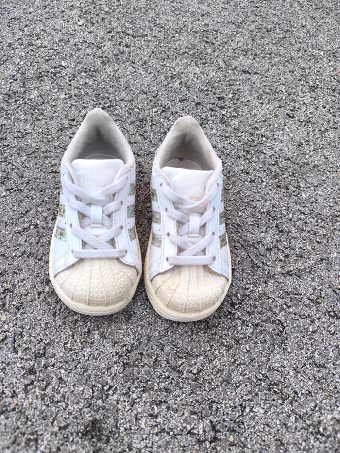 Basket adidas enfant taille 22 en bon état - photo numéro 2