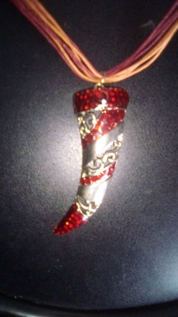 Collier métal argenté/ rouge