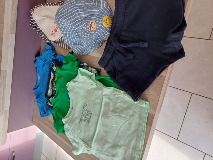 4 tee shirts, 1 short, 2 casquettes pour garçons Taille 9 mois
