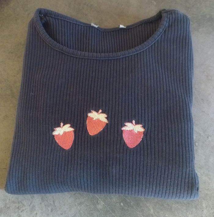 Sous pull fraise 6 ans - photo numéro 4