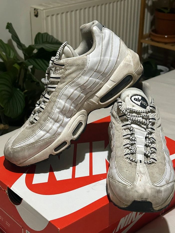 603 – Air max 95 blanches et noires - photo numéro 2