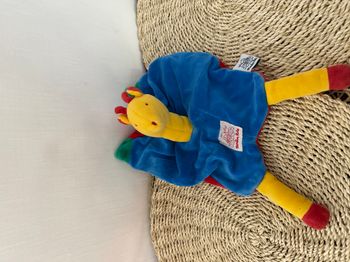 Doudou plat girafe bleu vert rouge jaune grelot Moulin Roty
