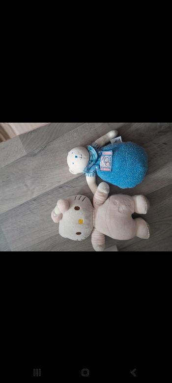 2 peluches hochet