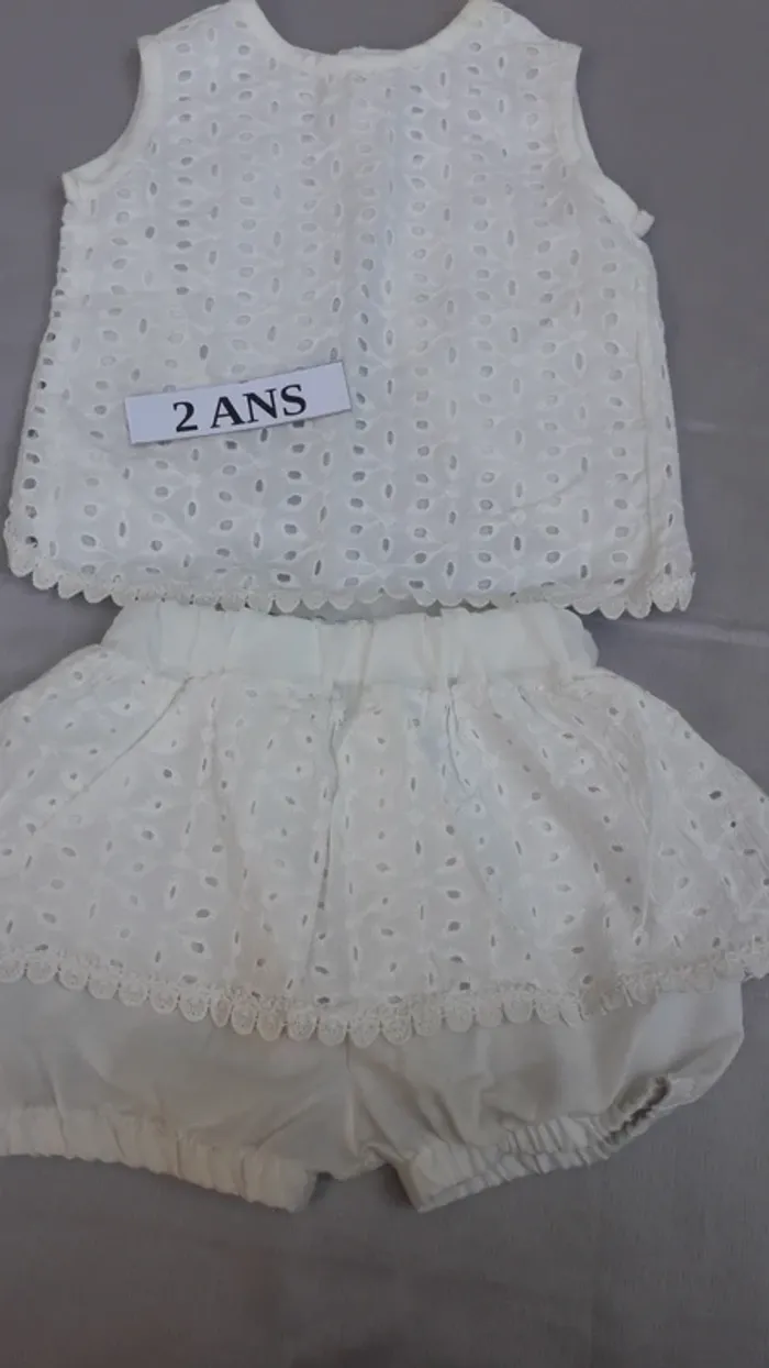 Très joli ensemble short et caraco broderie anglaise