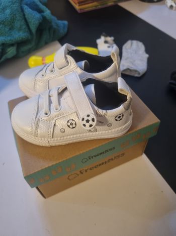 Baskets neuf taille 20