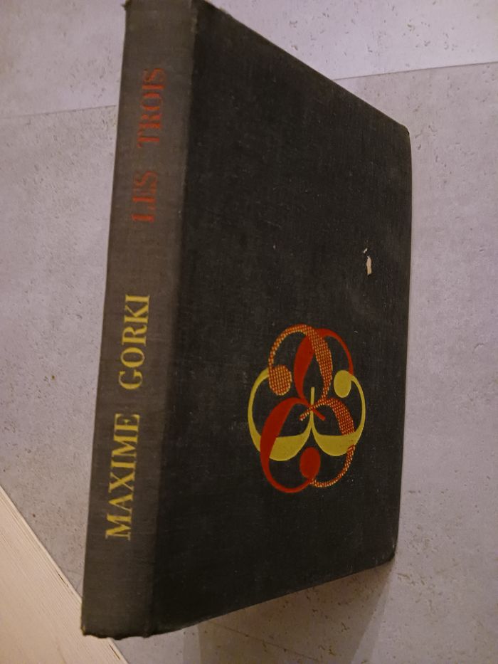 livre ancien Les trois Maxime Gorki