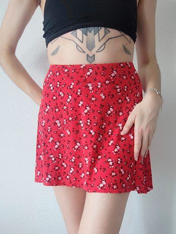 Mini jupe évasée rouge fleur feuille blanc noir / PrettyLittleThing - 38/M