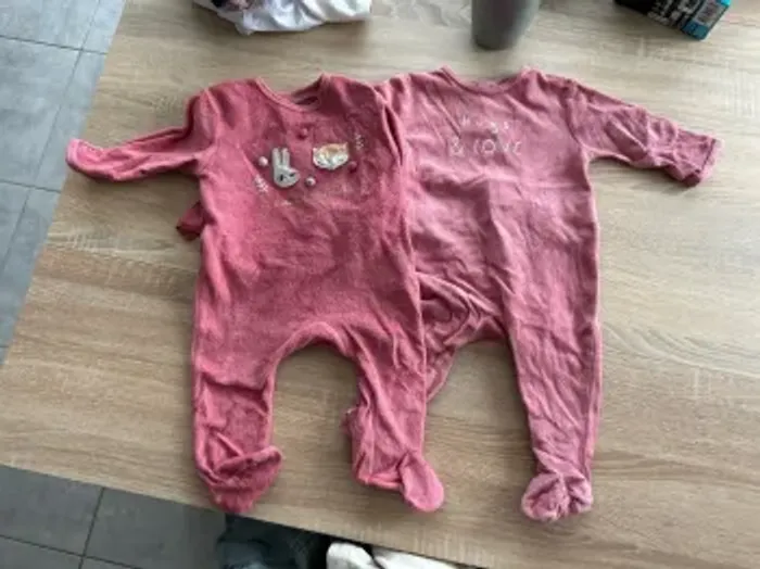 Lot 2 pyjamas