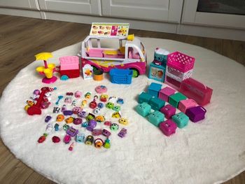 Gros lot Shopkins - camion glace, accessoires boutique et plus de 50 figurines