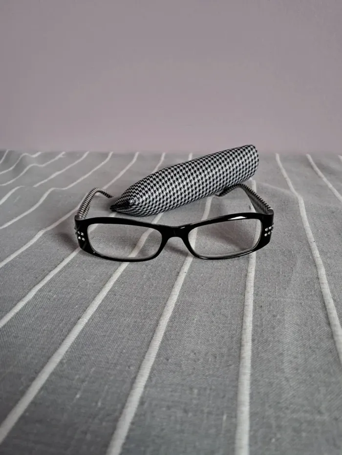 Paire de lunettes loupe
