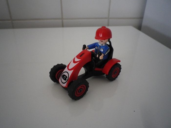 ENFANT AU KARTING