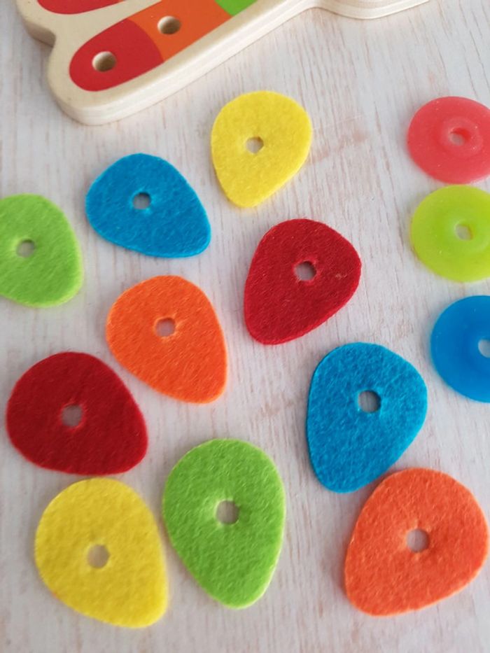 Lacing peacock jeu de laçage en bois Hape - photo numéro 13